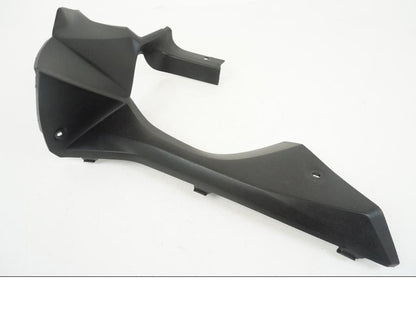 Snett uppifrån på Instrumentpanelkåpa från en Kawasaki ER-6F -2016 motorcykel.