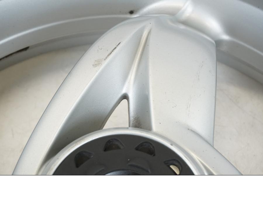 Baksidan på Fälg från en BMW F 650 CS -2003 motorcykel.