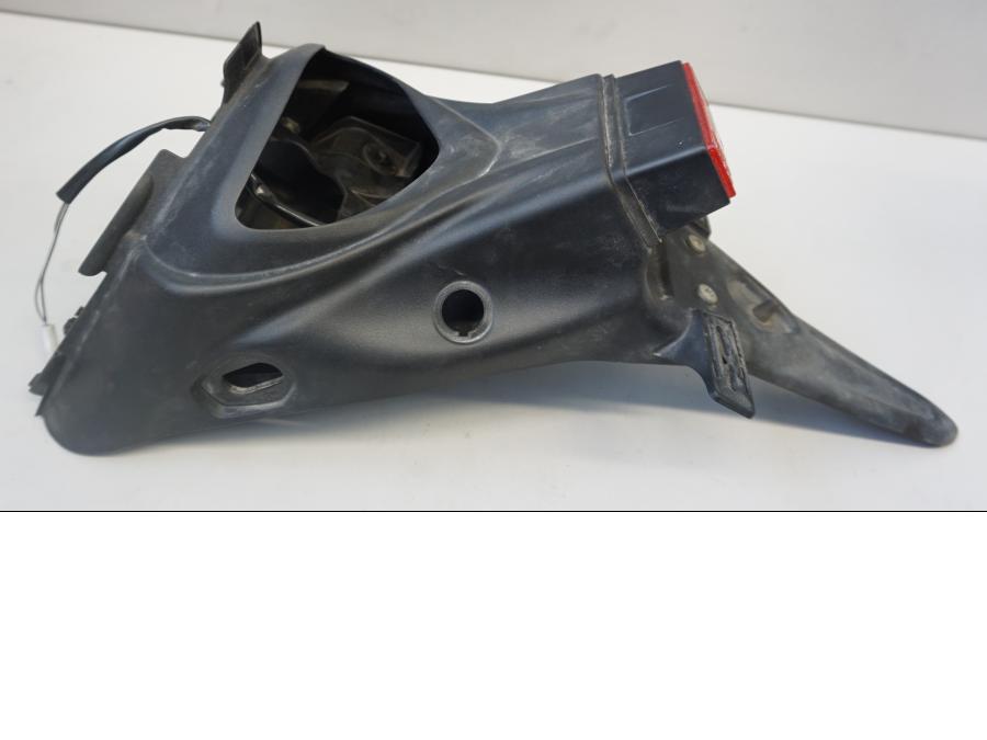 Framsidan på Skylthållare från en Suzuki SFV 650 A Gladius -2012 motorcykel.