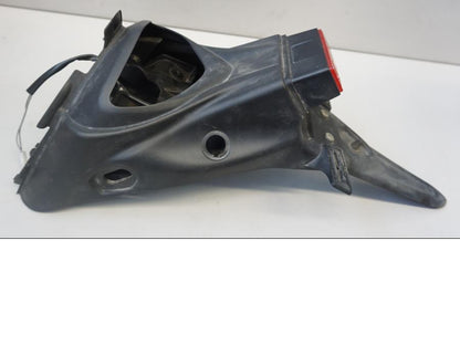 Framsidan på Skylthållare från en Suzuki SFV 650 A Gladius -2012 motorcykel.