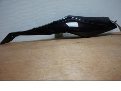 Framsidan på <p>Bakvinge höger från Suzuki GSX-R 750 2010.</p>

<p>Båda delarna.</p> motorcykel.