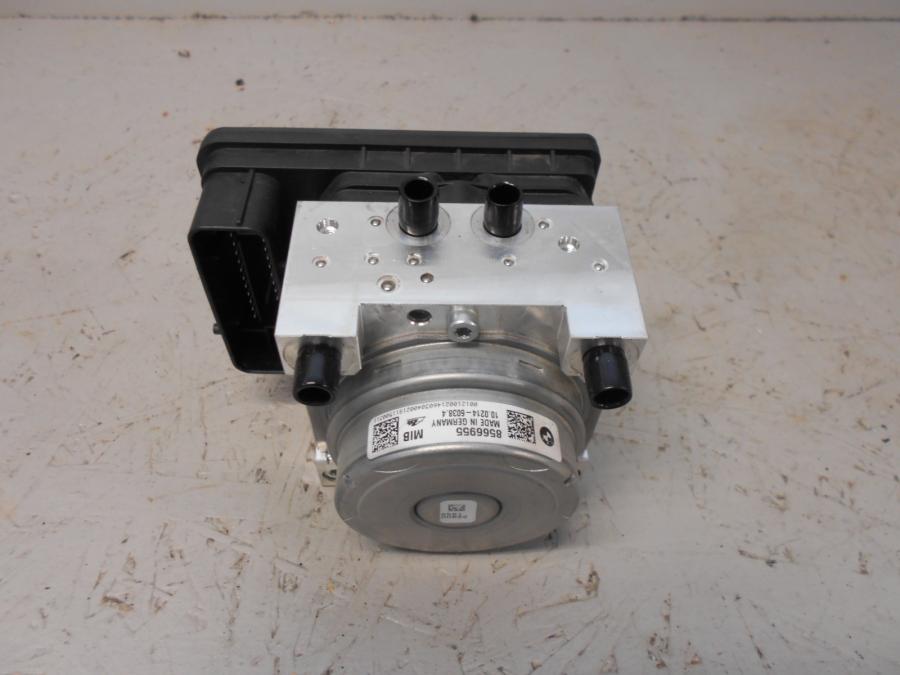 Framsidan på ABS Modulator från en BMW R 1200 GSA -2018 motorcykel.