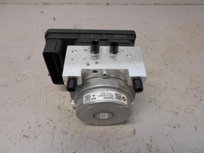 Framsidan på ABS Modulator från en BMW R 1200 GSA -2018 motorcykel.