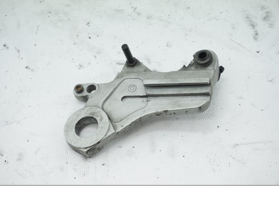 Framsidan på Bromsoksfäste från en KTM 1190 Adventure -2014 motorcykel.