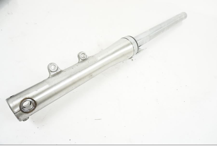 Baksidan på Gaffelben från en Yamaha XVS 1100 -2004 motorcykel.