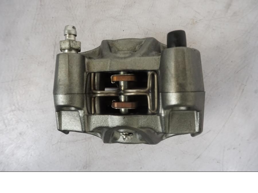 Snett nerifrån på Bromsok från en KTM 1290 Super Duke R -2021 motorcykel.