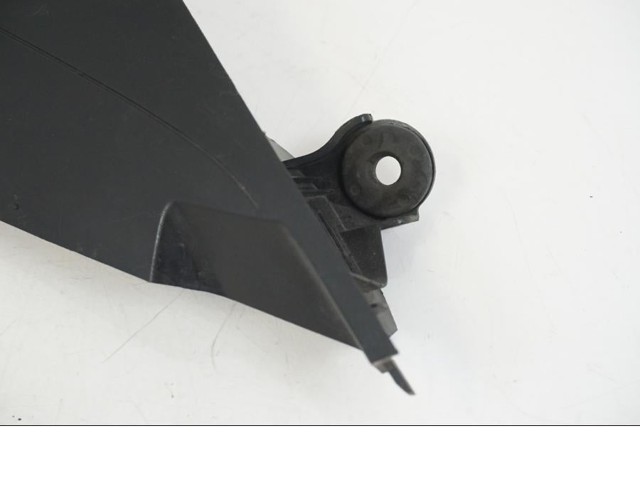 Snett nerifrån på Sidkåpa från en Suzuki GSX-R 1000 -2007 motorcykel.