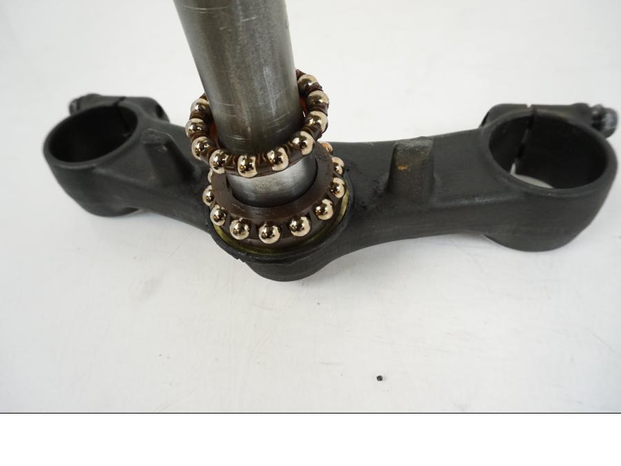 Snett nerifrån på Gaffelkrona från en Suzuki GSX 600 F -1998 motorcykel.