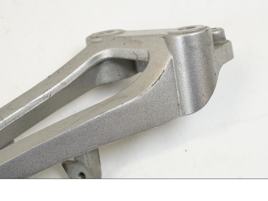 Vänster sida på Fotpinnefäste från en Yamaha YZF 1000 R1 -2009 motorcykel.