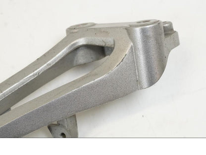 Vänster sida på Fotpinnefäste från en Yamaha YZF 1000 R1 -2009 motorcykel.