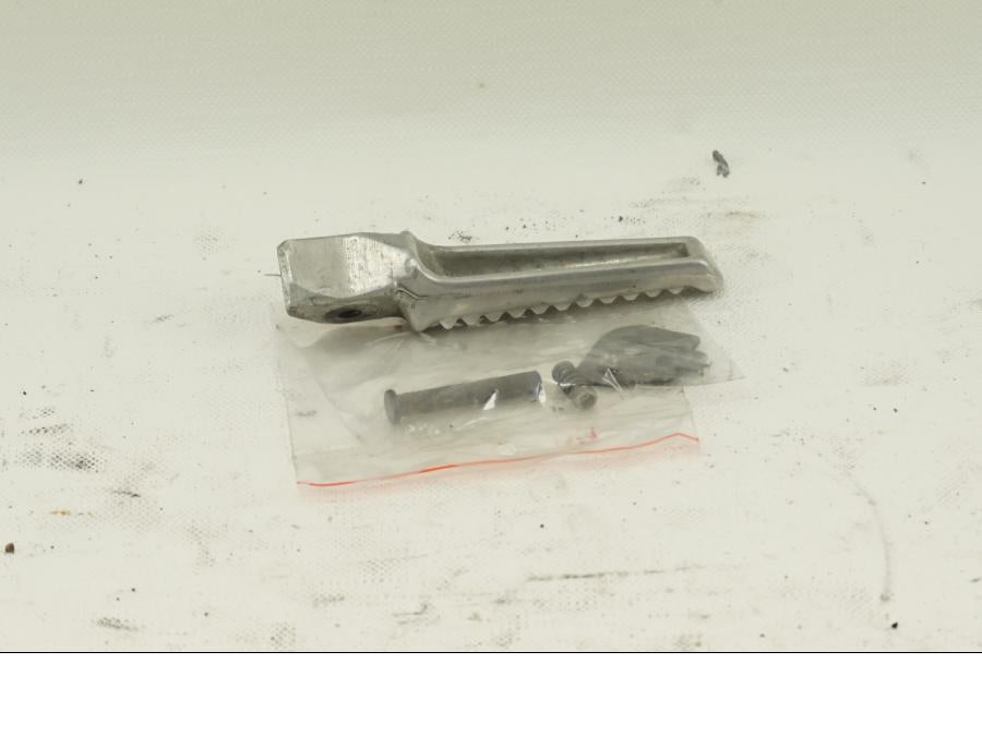 Baksidan på Fotpinne från en Honda CBR 900 RR -1998 motorcykel.