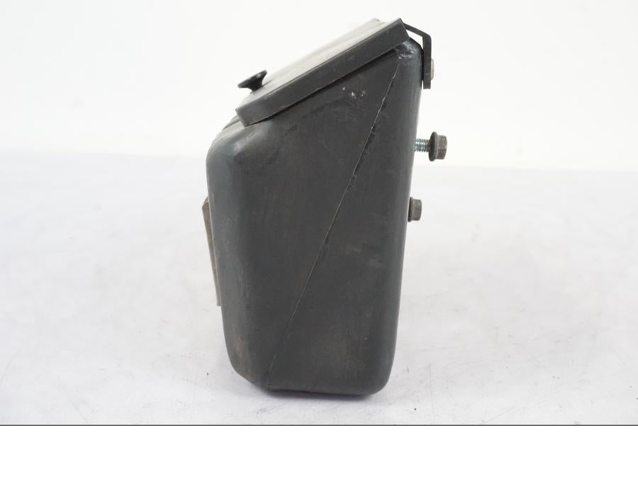 Baksidan på Verktygslåda från en Suzuki GSX 550 EF -1985 motorcykel.