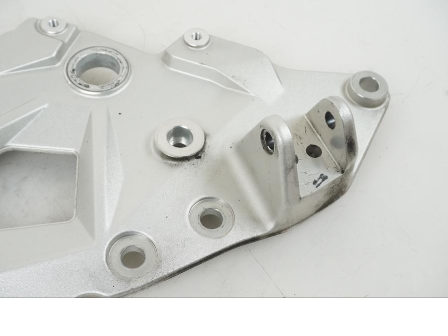 Baksidan på Fotpinnefäste från en BMW F 750 GS -2019 motorcykel.