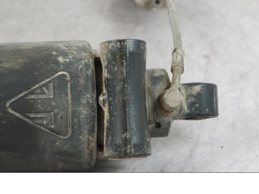 Snett nerifrån på Stötdämpare från en Triumph Tiger Explorer -2016 motorcykel.