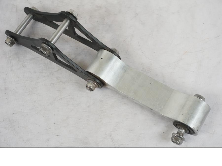 Snett nerifrån på Stötdämparlänkage från en Kawasaki Z 900 -2019 motorcykel.