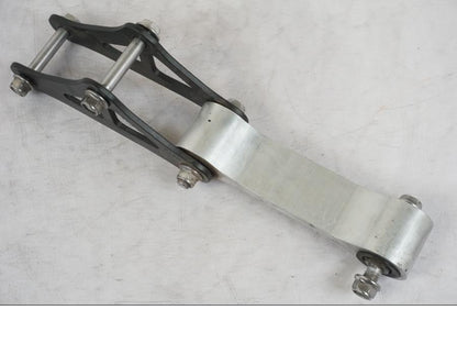 Snett nerifrån på Stötdämparlänkage från en Kawasaki Z 900 -2019 motorcykel.