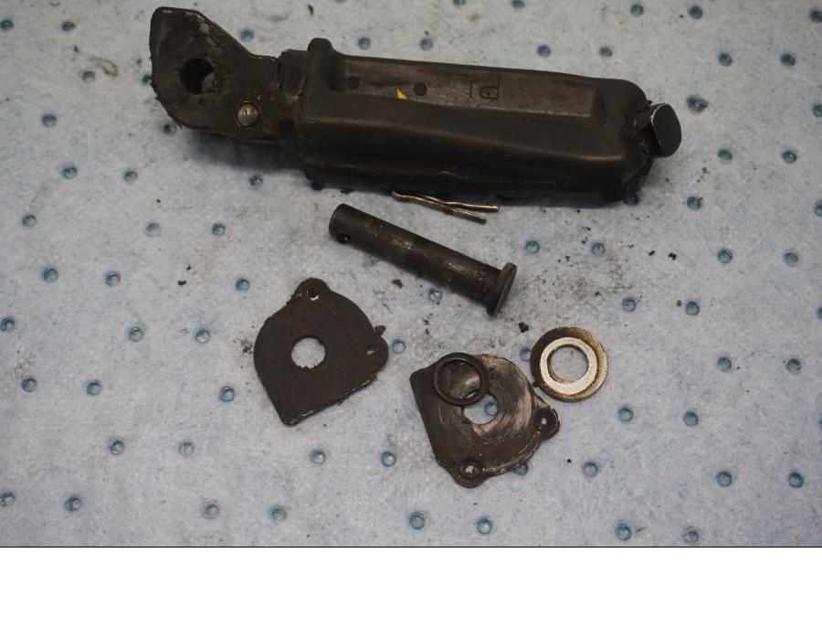 Baksidan på Fotpinne från en KTM 125 Duke -2017 motorcykel.