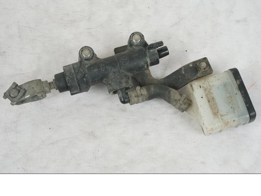 Framsidan på Bromshuvudcylinder från en Triumph Tiger Explorer -2013 motorcykel.