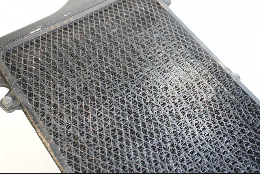 Höger sida på Vattenkyl från en Kawasaki GPZ 900 -1990 motorcykel.