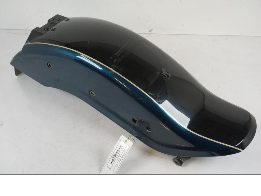 Framsidan på <p>Bakskärm från Suzuki VZ 800 1997.</p>

<p>Med invändigt stag, mindre lackskador, repor och en spricka höger fram se bilder.</p> motorcykel.