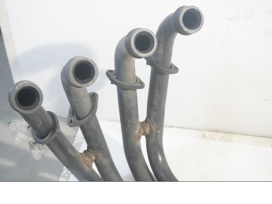 Höger sida på Grenrör från en Yamaha FZ-S 600 -1998 motorcykel.