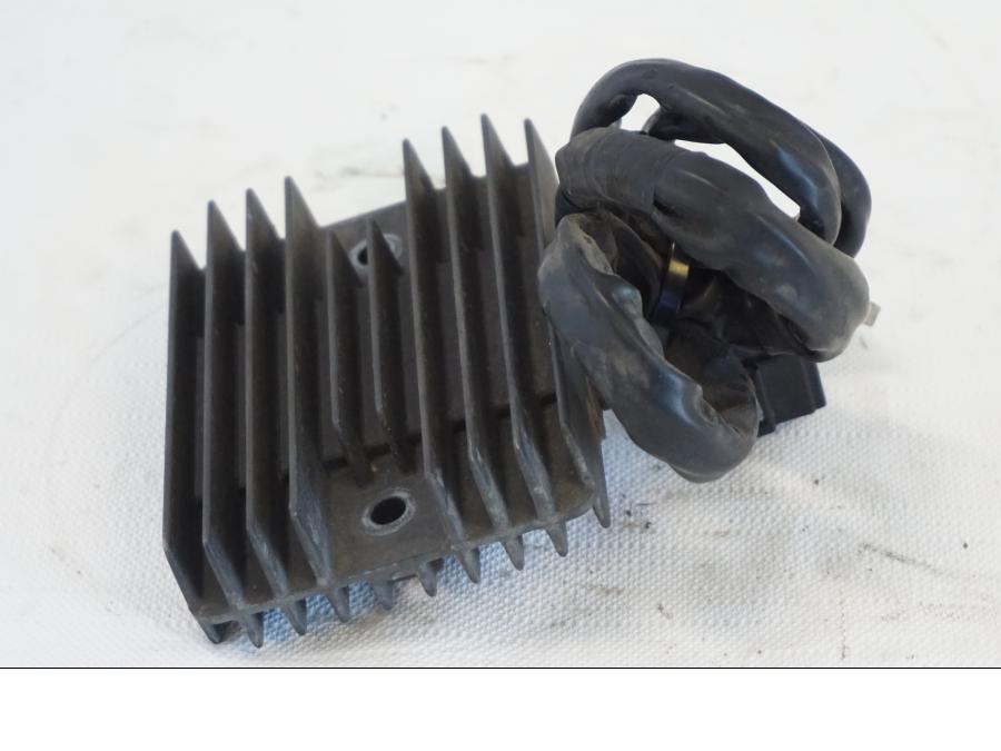 Vänster sida på Likriktare från en Kawasaki VN 1500 Mean Streak -2002 motorcykel.