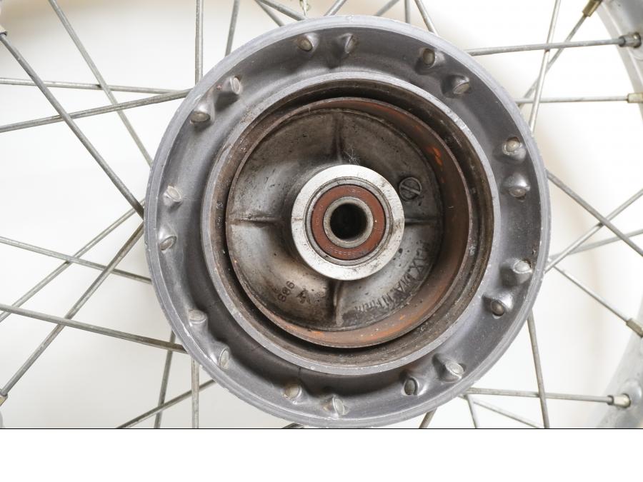 Baksidan på Fälg från en Honda NX 250 -1990 motorcykel.