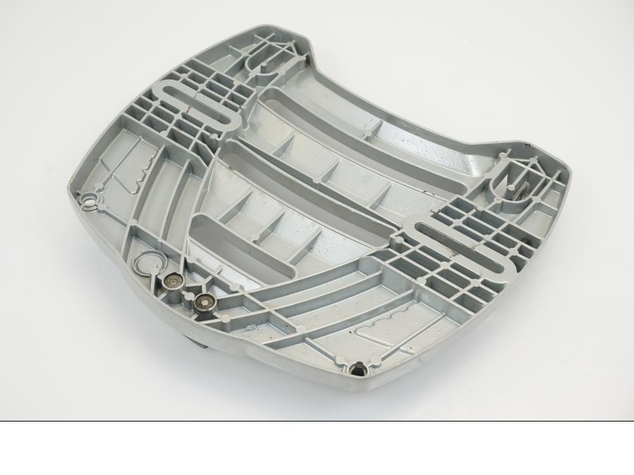 Snett nerifrån på Pakethållare från en Aprilia ETV 1000 -2002 motorcykel.