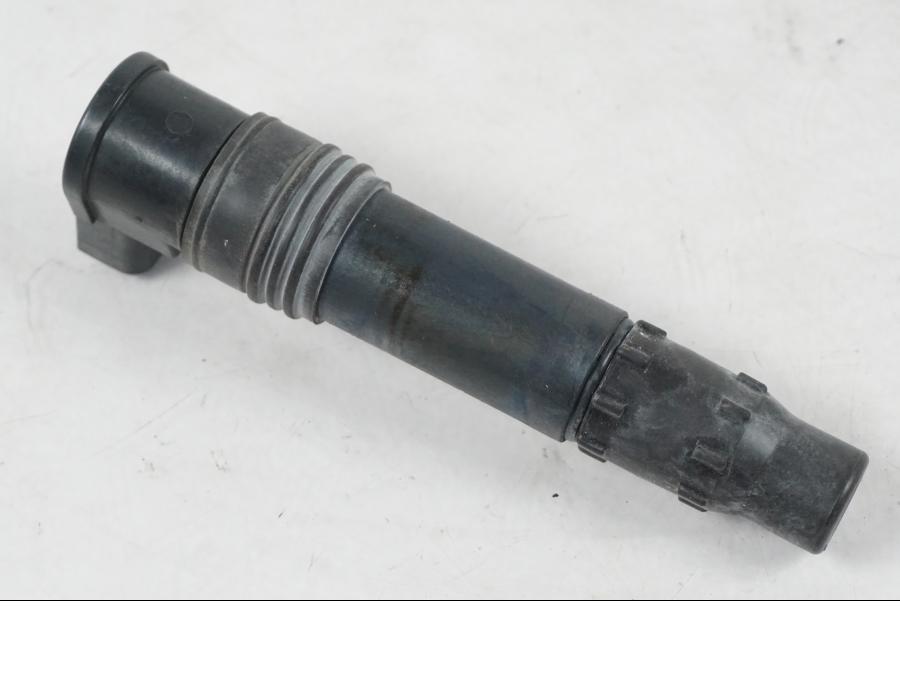 Vänster sida på Tändspole från en Kawasaki ER-6N ABS -2010 motorcykel.