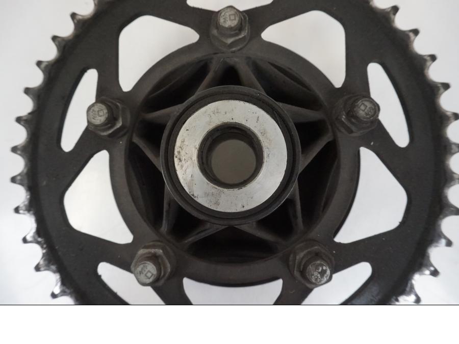 Baksidan på Drevfäste från en BMW S 1000 R -2019 motorcykel.