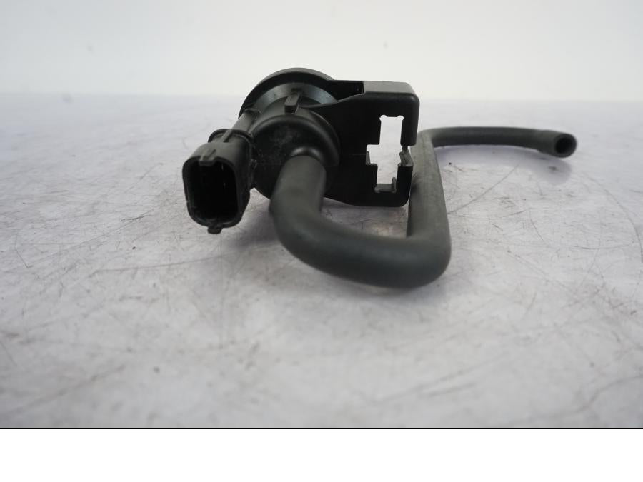 Vänster sida på Bensintankurluftning från en KTM 1290 Super Duke R -2023 motorcykel.