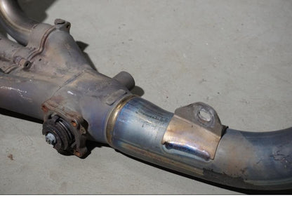 Snett uppifrån på Grenrör från en Yamaha YZF 1000 R1 -2004 motorcykel.