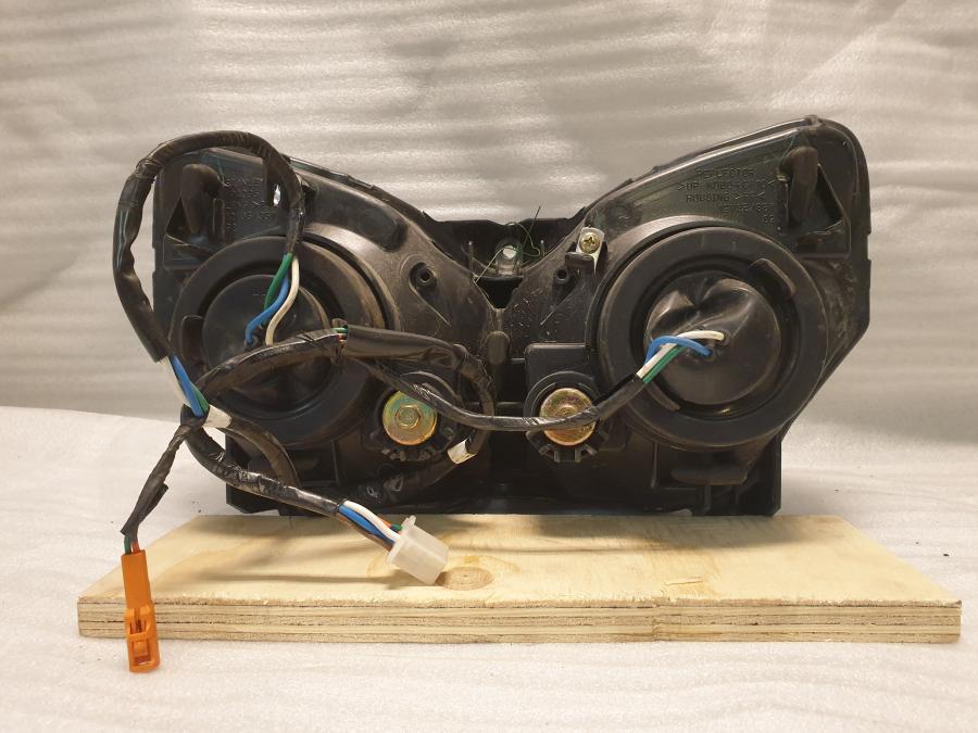 Höger sida på Strålkastare från en Honda CBR 125 R -2004 motorcykel.