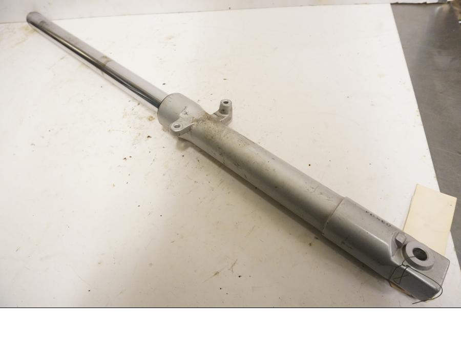 Baksidan på Gaffelben från en Honda CBR 125 R -2004 motorcykel.