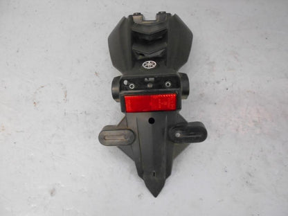 Framsidan på Skylthållare från en Yamaha XJ 6 -2010 motorcykel.