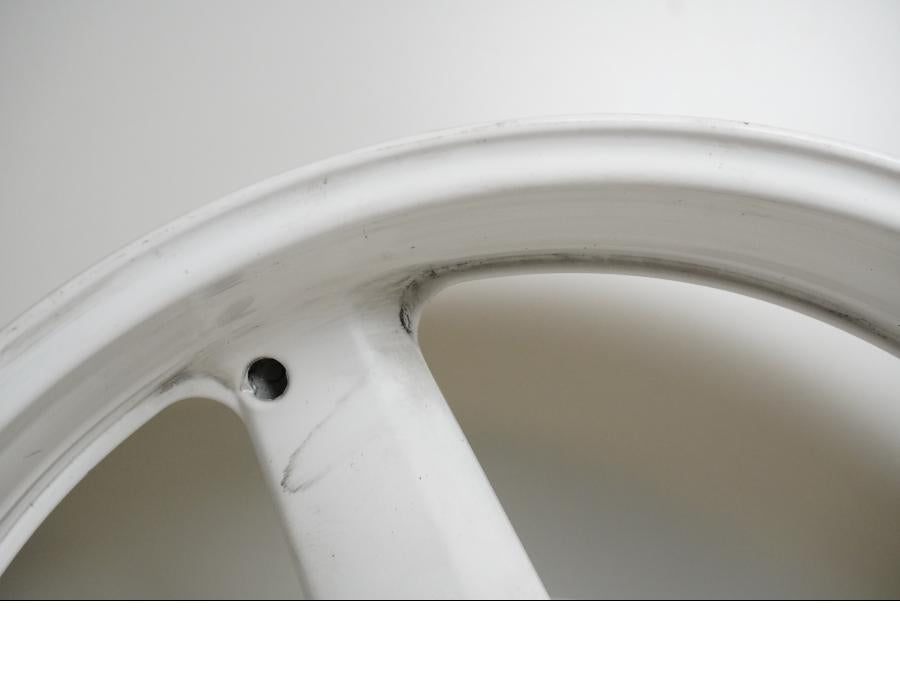 Snett nerifrån på Fälg från en Yamaha YZF R6 -1999 motorcykel.