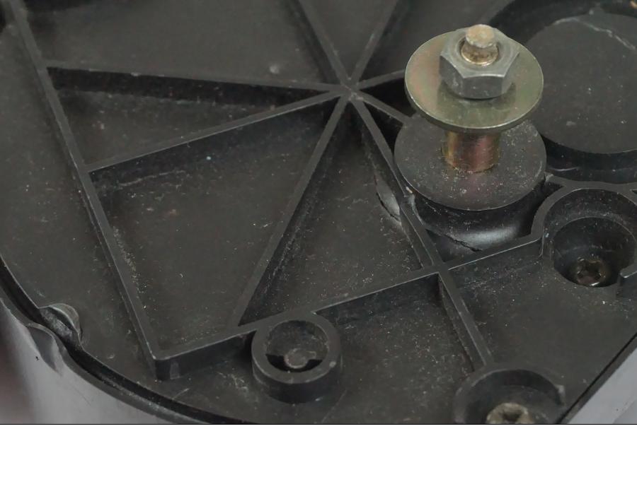 Extrabild2 på <p>Instrumentpanel från Suzuki SV 650 S 2002.</p>

<p>Ett fäste är avbrutet men medföljer.</p>

<p>Bilden som visar "Bucklan" i plasten visar även spricka för ett fäste. Se bilder.</p> motorcykel.