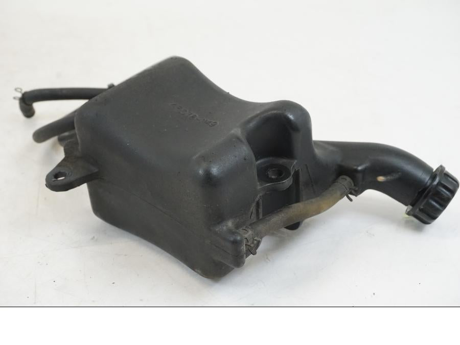 Baksidan på Vattenxpansionskärl från en Kawasaki VN 800 -2000 motorcykel.