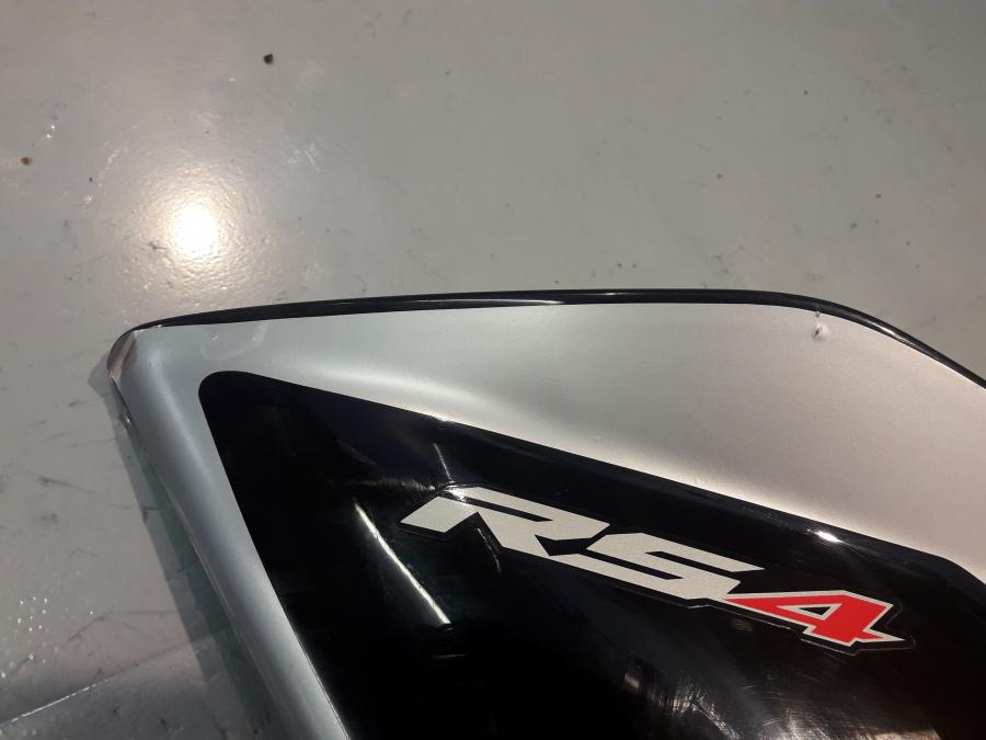 Snett nerifrån på Sidkåpa från en Aprilia RS 125 -2017 motorcykel.