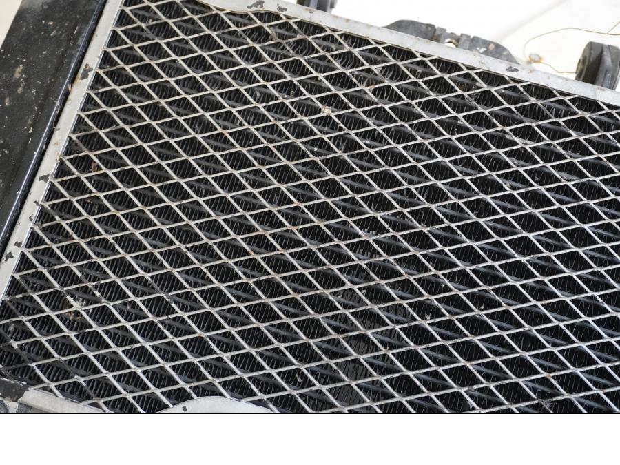 Höger sida på Vattenkyl från en Yamaha TDM 850 -1996 motorcykel.