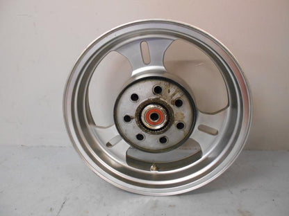 Baksidan på Fälg från en Kawasaki VN 1600 Mean Streak -2007 motorcykel.