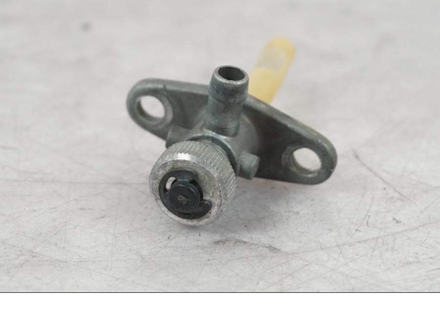 Baksidan på Bensinkran från en KTM 690 SM R -2009 motorcykel.