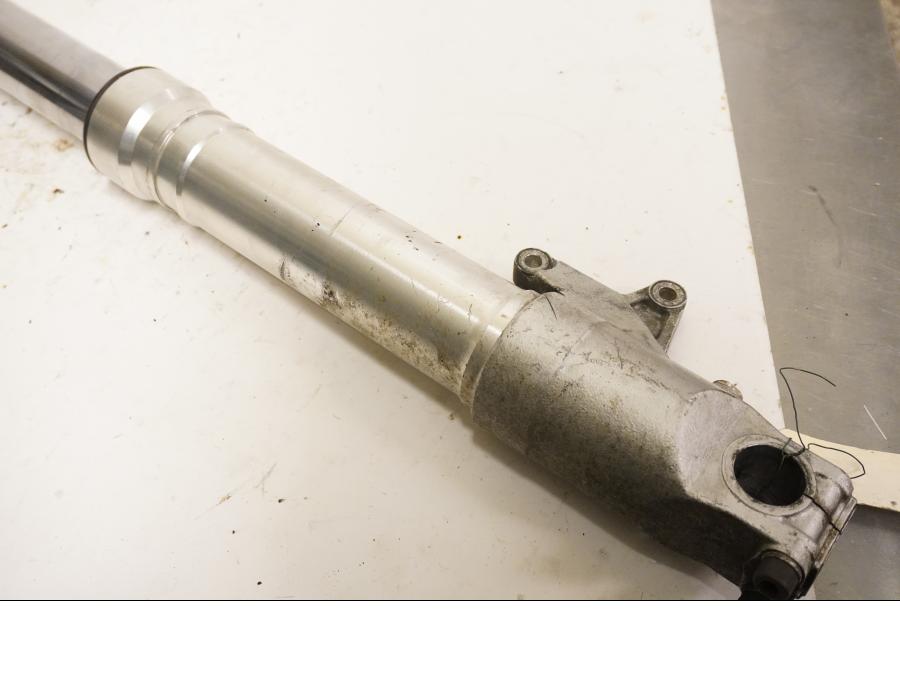 Vänster sida på Gaffelben från en Honda CBR 900 RR -1999 motorcykel.