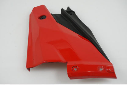 Vänster sida på Kylarvinge från en Ducati Streetfighter 1098 -2010 motorcykel.