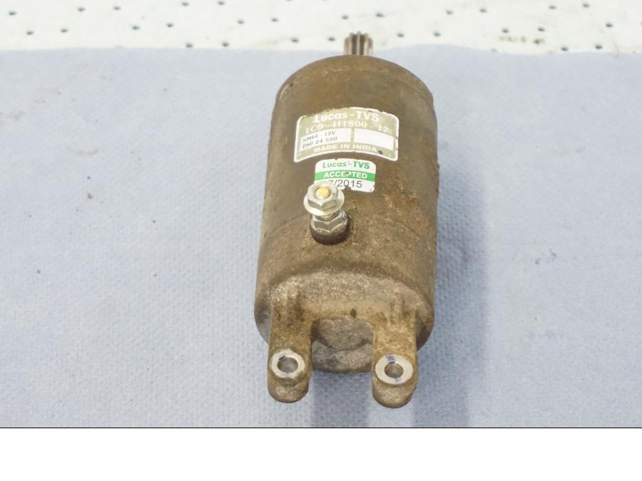 Snett nerifrån på Startmotor från en Yamaha X-Max 250 -2016 scooter.