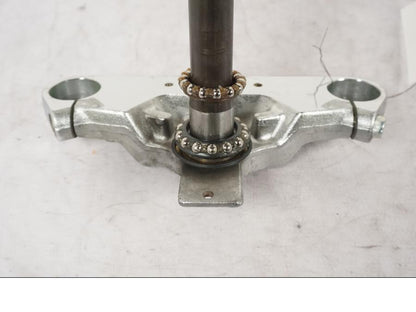 Vänster sida på Gaffelkrona från en Honda VT 600 C -1998 motorcykel.