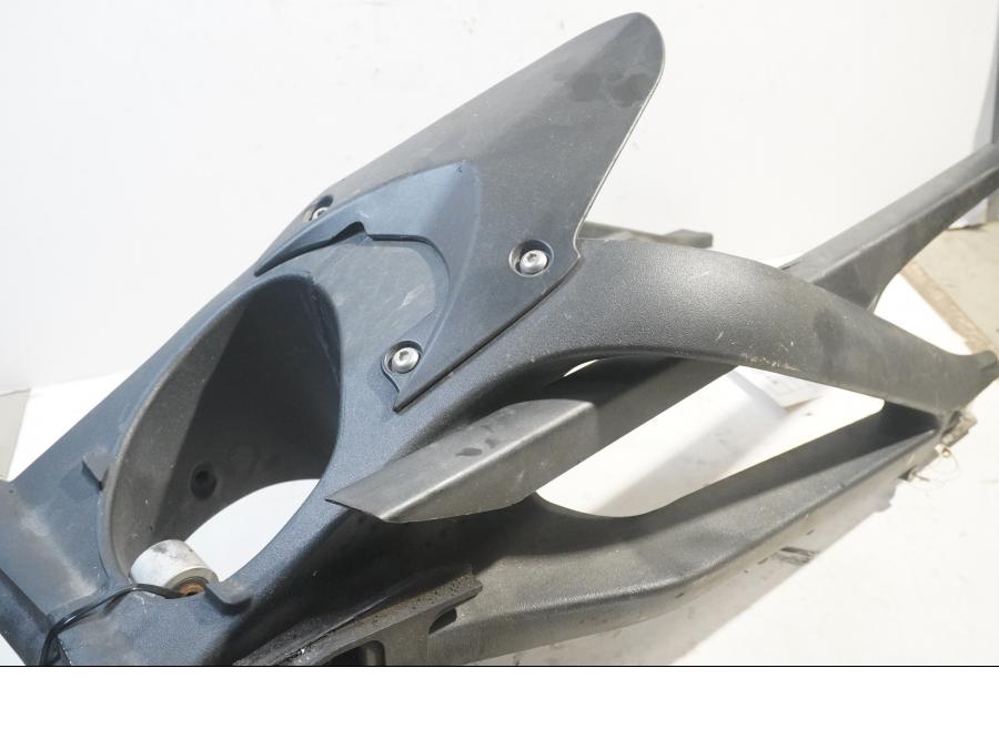 Höger sida på Sving från en Triumph Daytona 675 -2011 motorcykel.