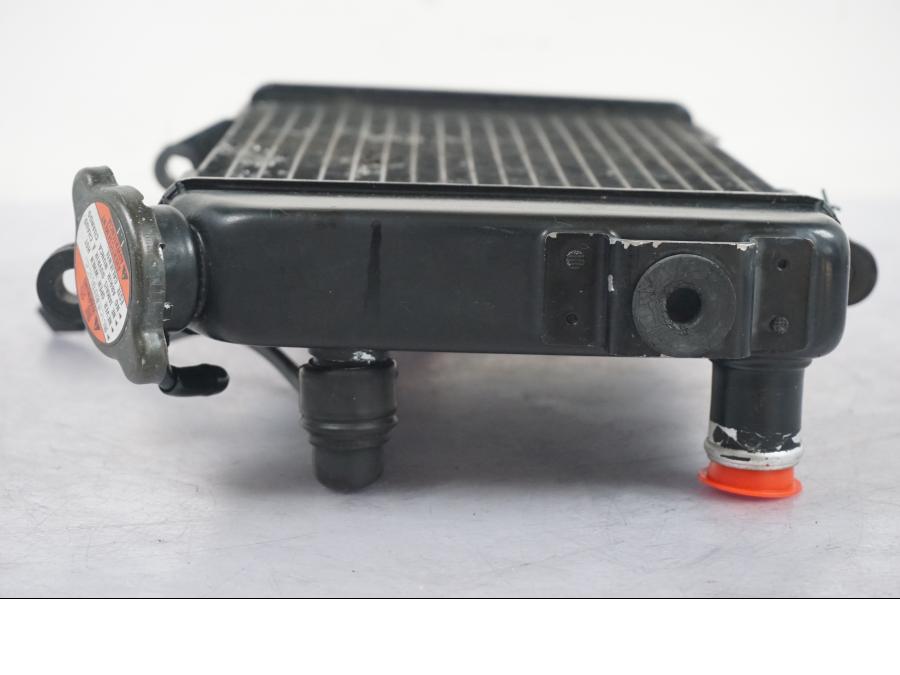 Snett nerifrån på Vattenkyl från en Suzuki SV 650 -1999 motorcykel.