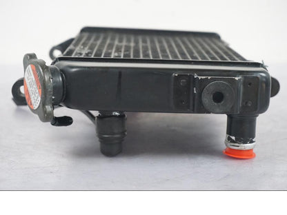 Snett nerifrån på Vattenkyl från en Suzuki SV 650 -1999 motorcykel.