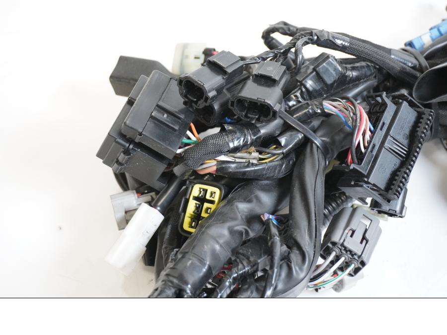 Höger sida på Kabelstam från en Kawasaki Z 800 -2014 motorcykel.